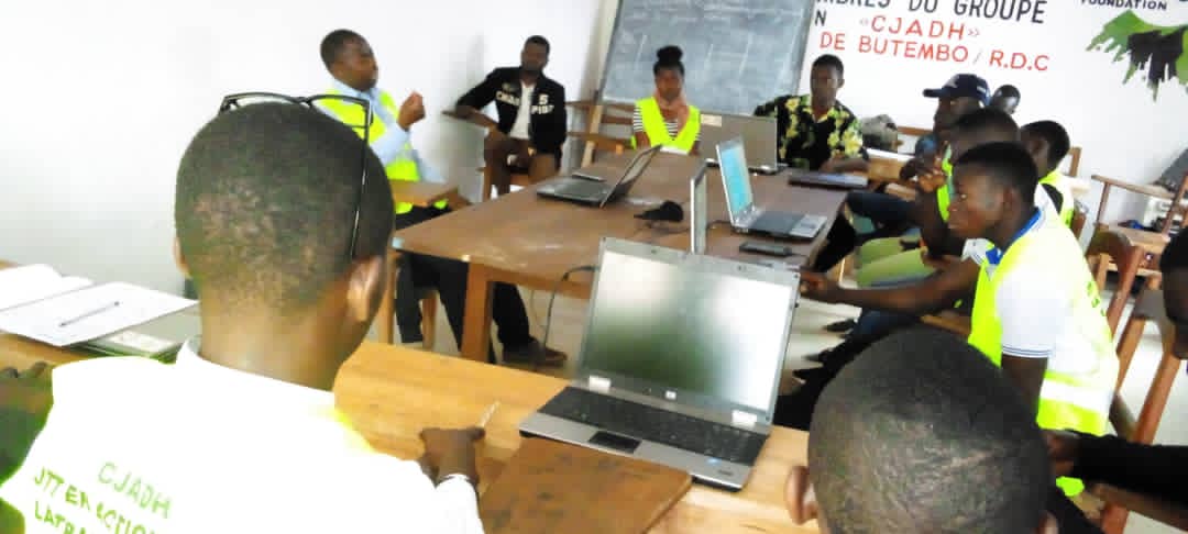 Certains JTT membres du cjadh butembo en séance de travail au centre d'orientation